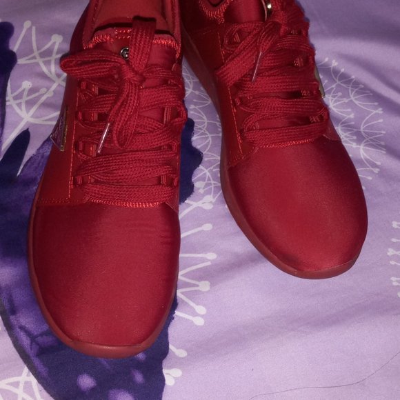 GUESS SIZE 8 RED IN GOOD CONDITION SOFT CLOTH LIKE SHOES - Picture 2 of 3